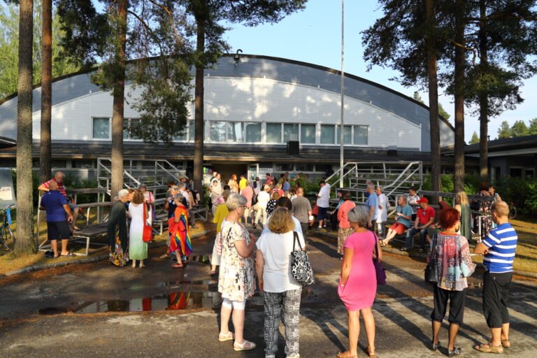 Väki odottaa Ultraillan alkua